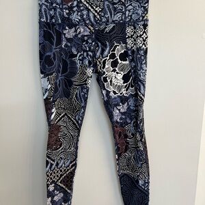 Athleta Patchwork Salutations 7/8 Yoga Athletic Leggings Size XS